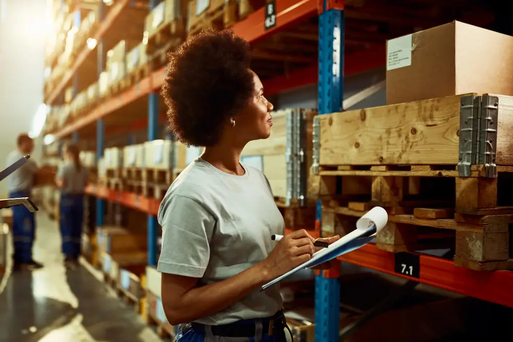 mulher em um estoque simulando supply chain das distribuidoras