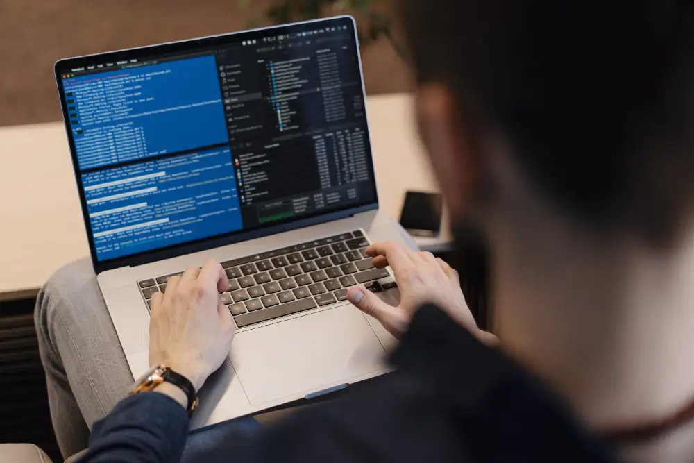 pessoa mexendo em um laptop simbolizando a troca do erp