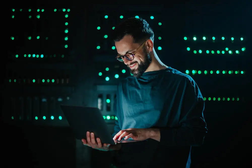 homem com laptop na mão simbolizando o outsourcing de ti